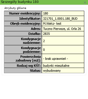 Widok okna ze szczegółami budynku